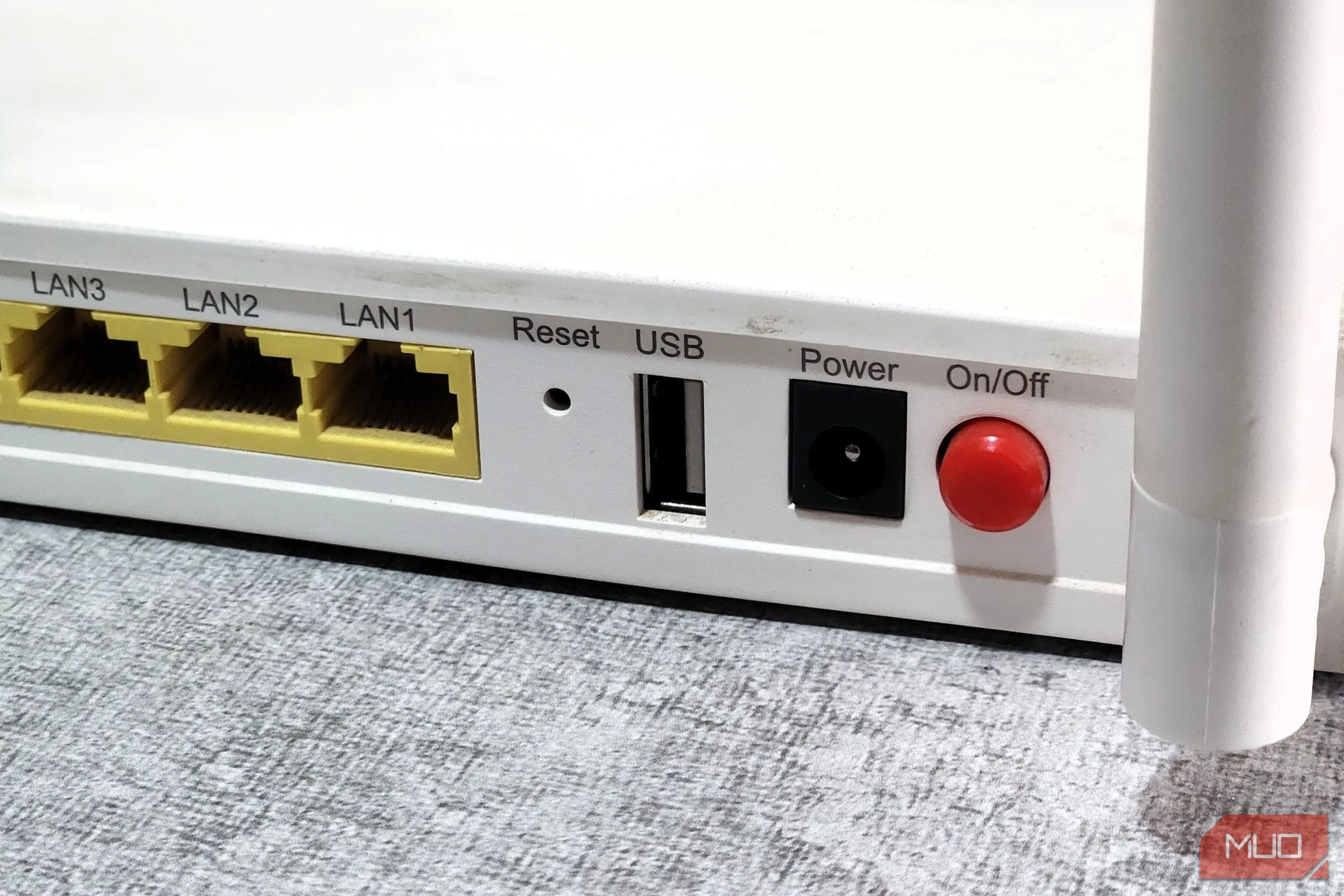 Cận cảnh cổng USB trên mặt sau bộ định tuyến, nơi cắm các thiết bị lưu trữ