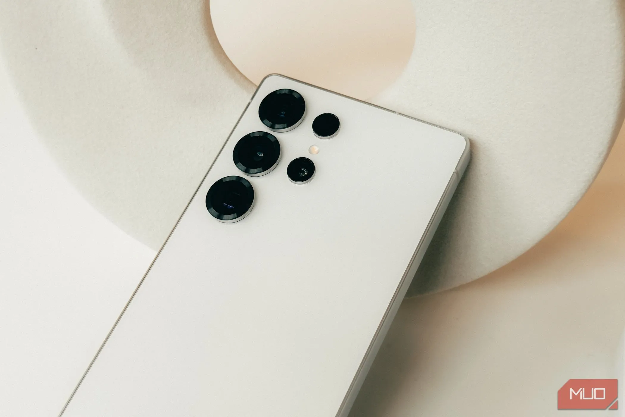 Cận cảnh cụm camera Samsung Galaxy S25 màu trắng