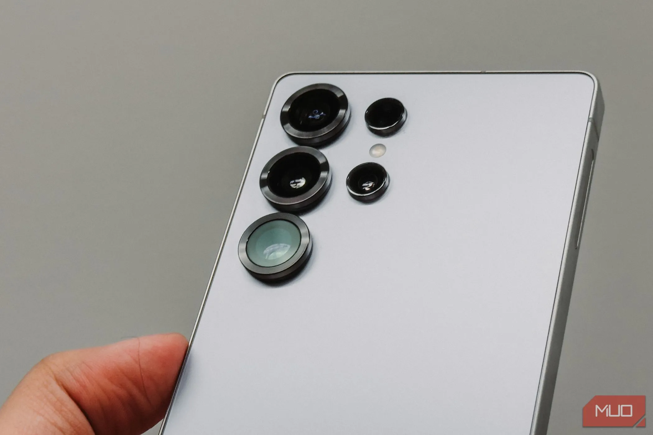 Cận cảnh cụm camera với viền nổi bật trên Samsung Galaxy S25 Ultra