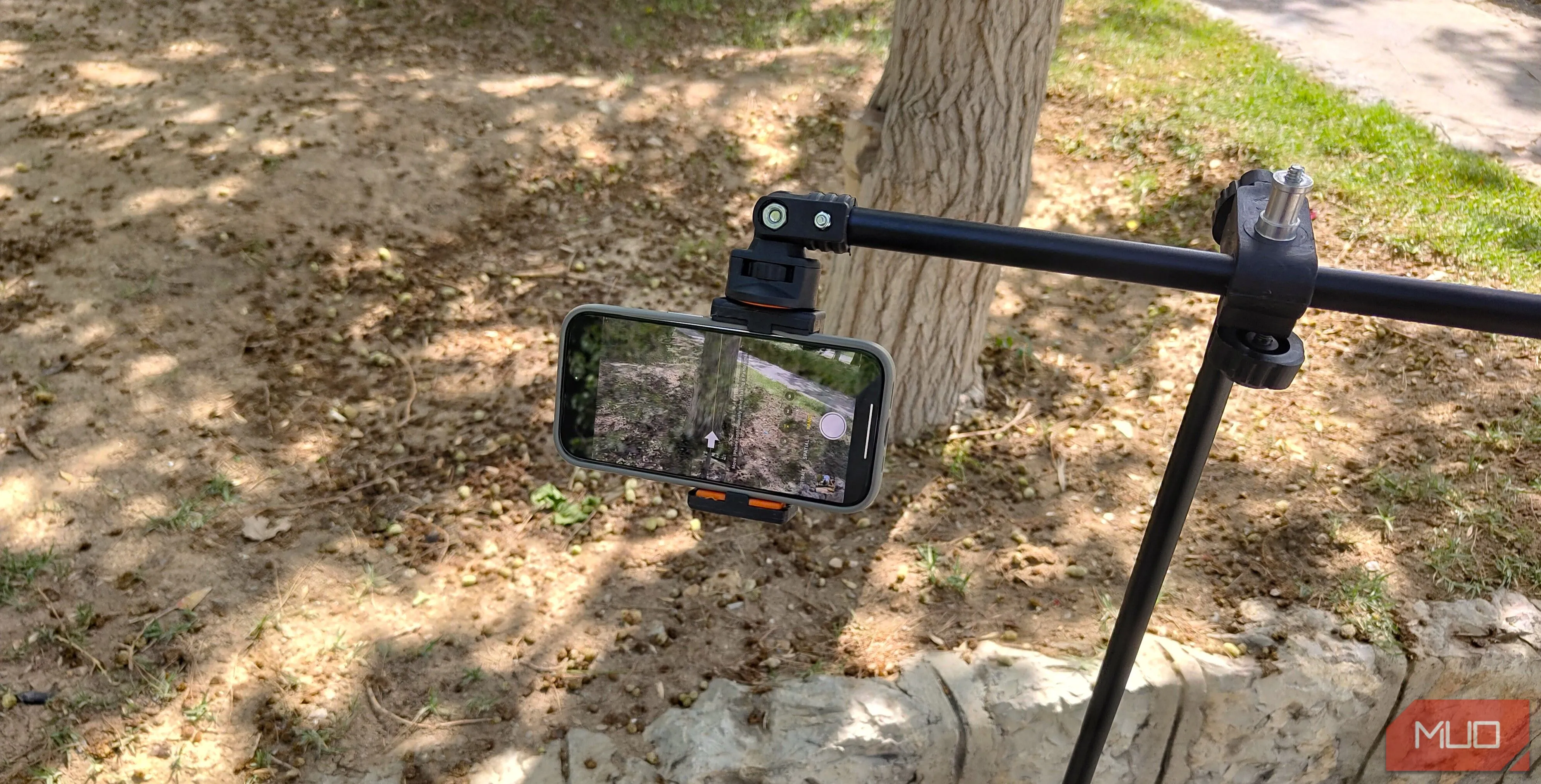 Cận cảnh điện thoại thông minh gắn chắc chắn trên chân máy tripod, hỗ trợ chụp ảnh panorama