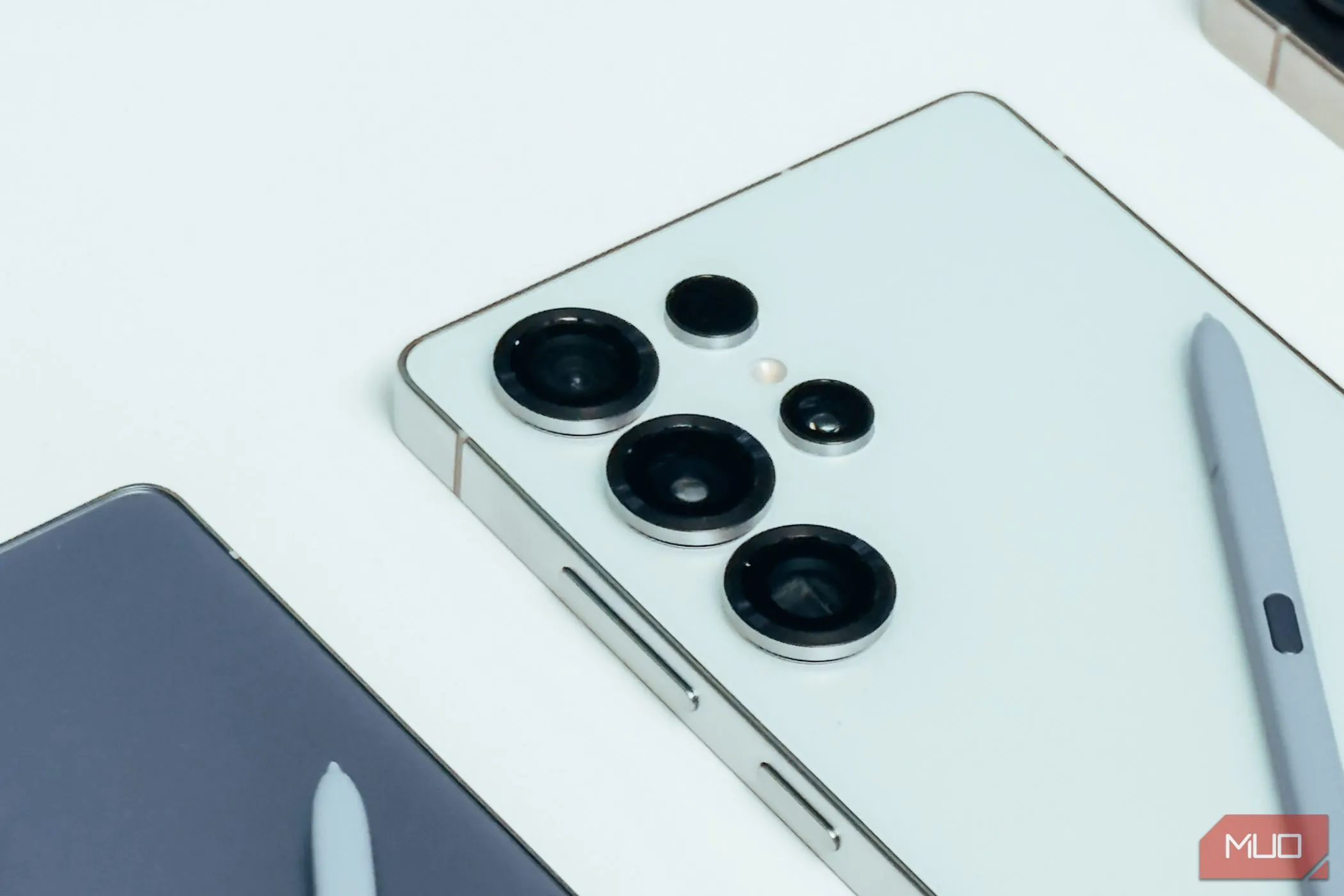 Cận cảnh hệ thống camera sau Samsung Galaxy S25 Ultra màu trắng
