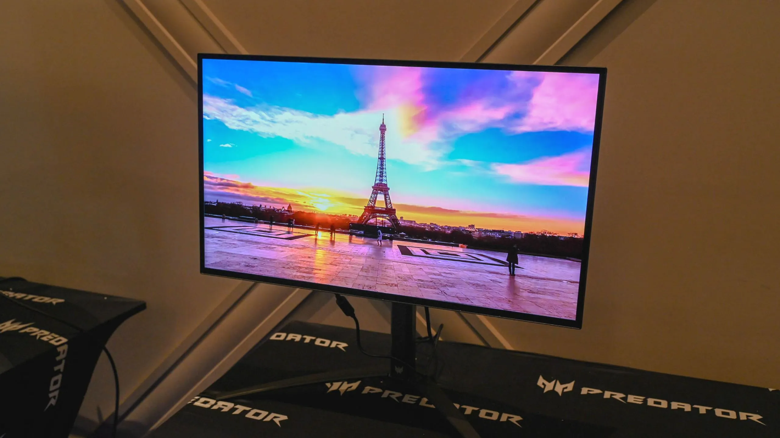 Cận cảnh màn hình gaming OLED, thể hiện chi tiết tấm nền và nguy cơ xuống cấp theo thời gian.
