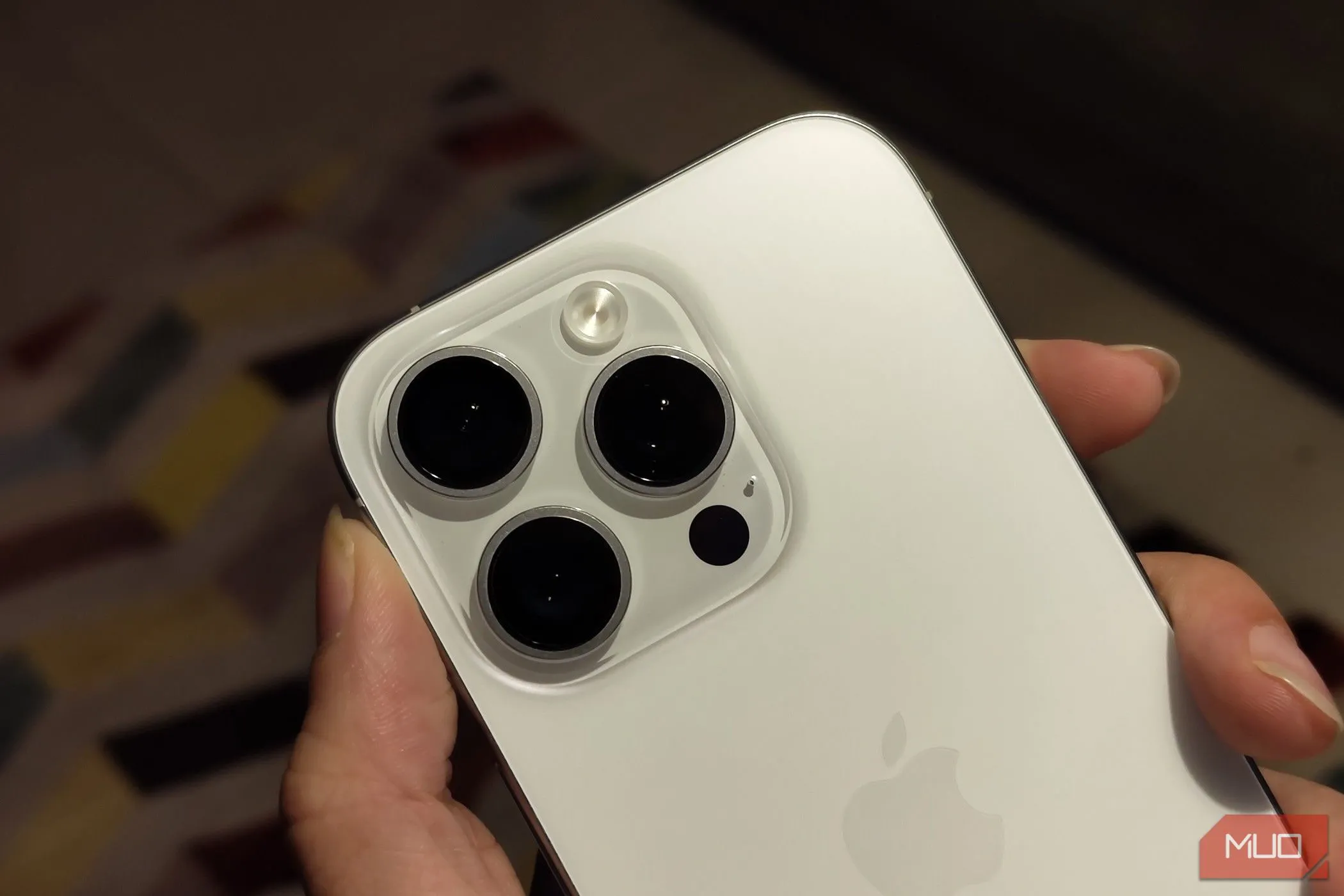 Cận cảnh mặt lưng iPhone, nhấn mạnh tầm quan trọng của việc chọn ốp lưng