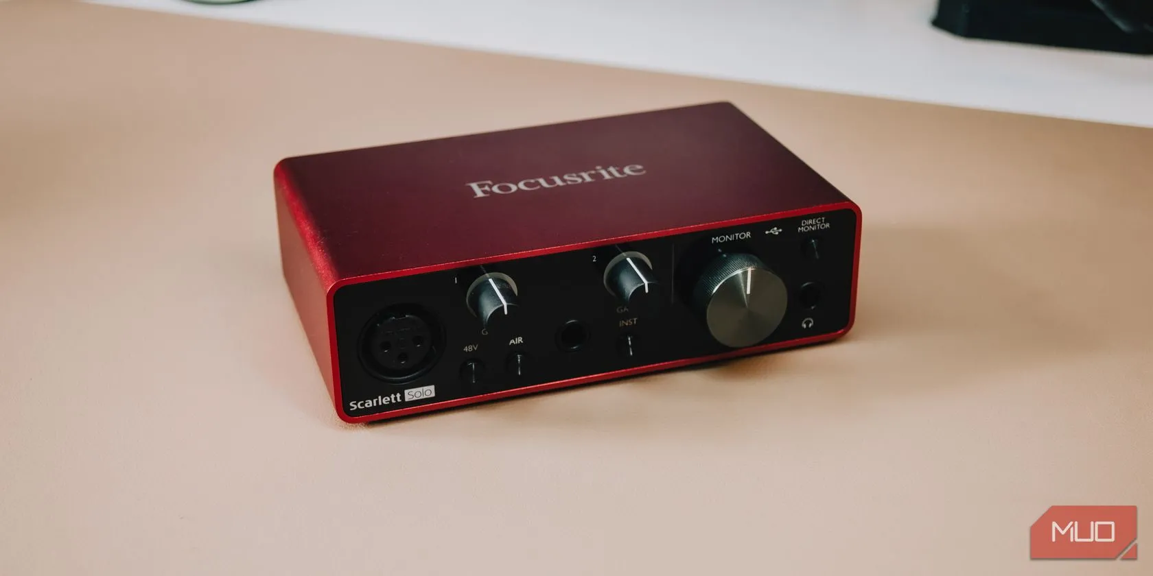 Cận cảnh mặt trước của Focusrite Scarlett Solo Gen 3, hiển thị các nút điều khiển và cổng kết nối, đặc biệt là nút Air.