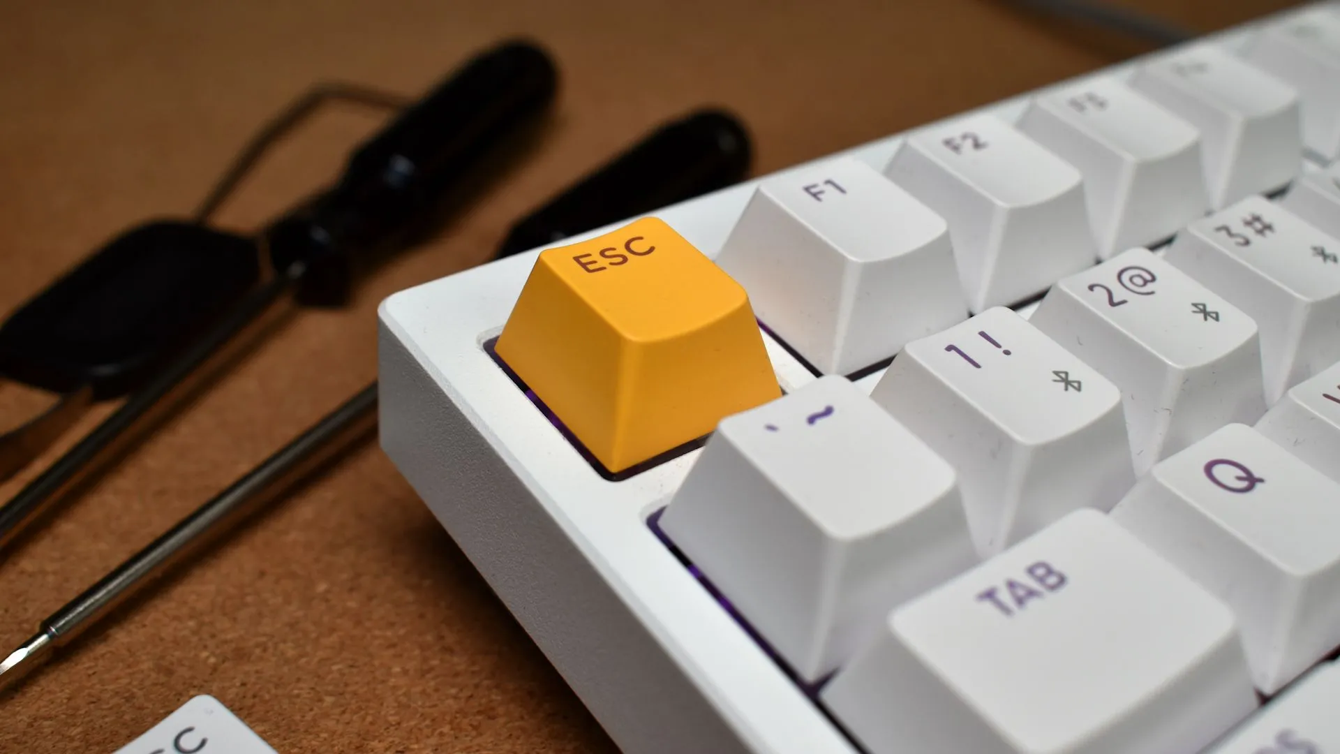 Cận cảnh phím ESC màu vàng nổi bật trên bàn phím Lemokey P1 HE, tạo điểm nhấn trong thiết kế.