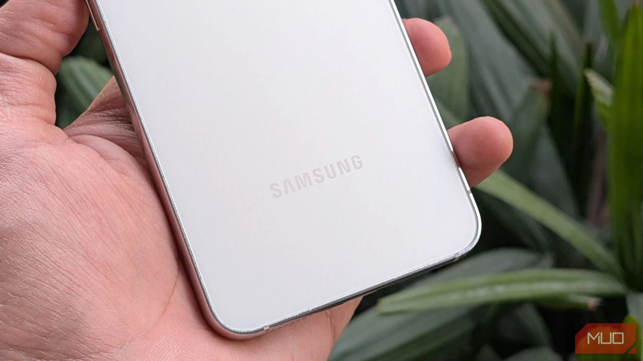Cận cảnh Samsung Galaxy S23 trong tay người dùng