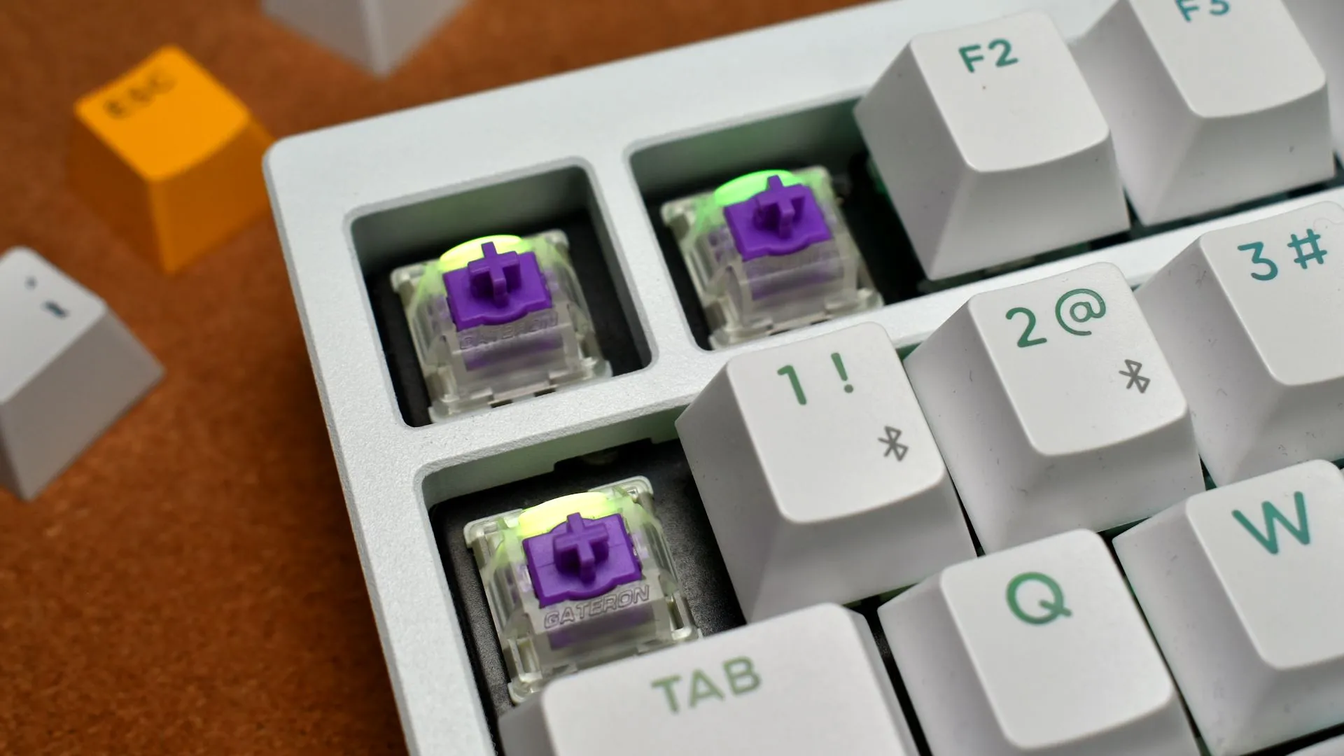 Cận cảnh switch Gateron Magnetic Nebula trên bàn phím Lemokey P1 HE, thể hiện công nghệ Hall-effect tiên tiến.