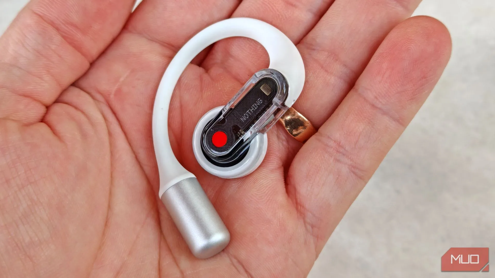 Cận cảnh tai nghe Nothing Ear (open) bên phải cầm trên tay
