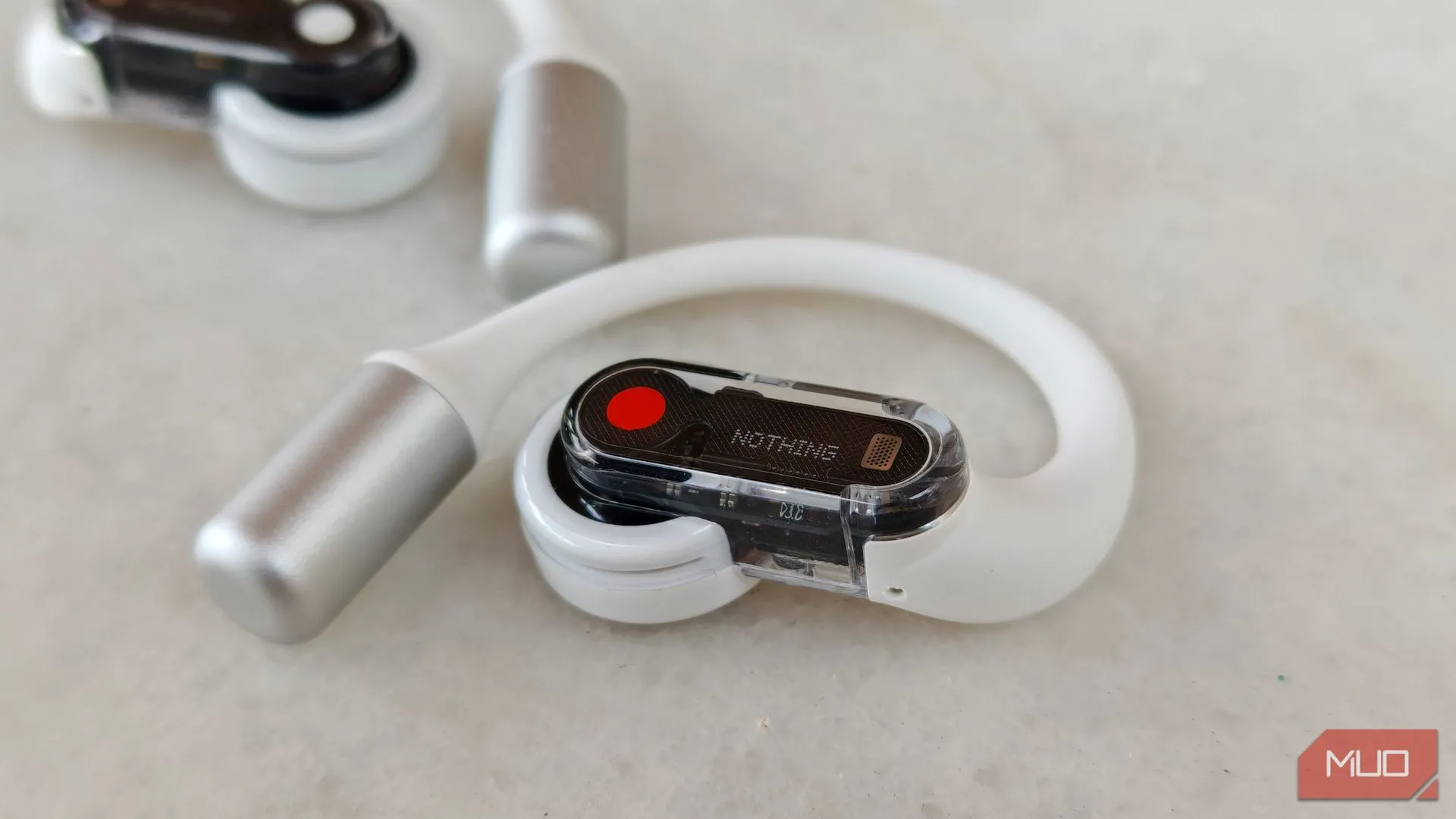 Cận cảnh tai nghe Nothing Ear (open) bên phải và bên trái
