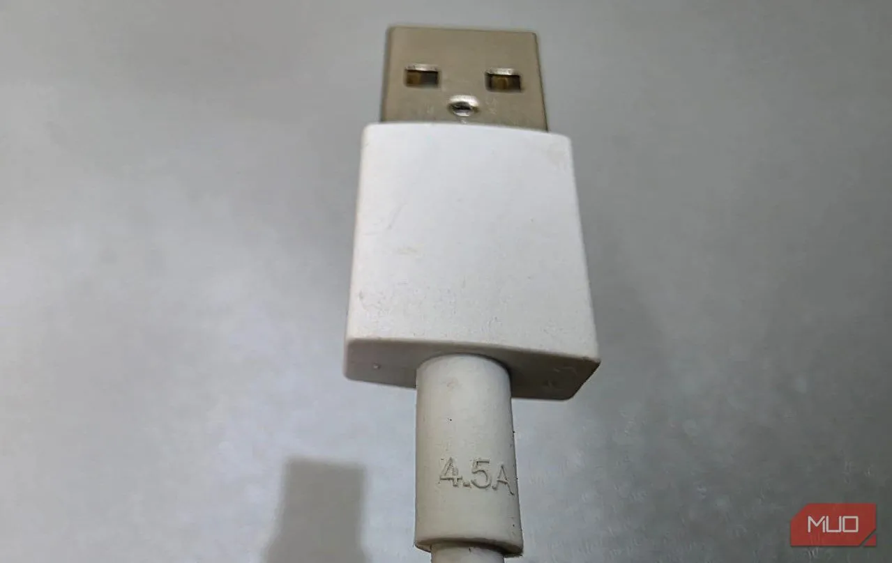 Cáp sạc 4.5A đặt trên bàn, cho thấy tầm quan trọng của khả năng chịu dòng của cáp sạc nhanh
