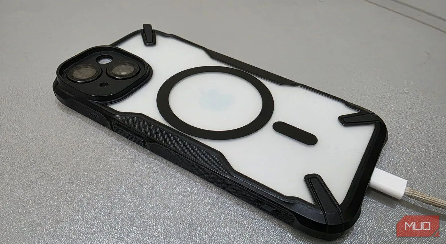 Cáp sạc kết nối với iPhone 15, minh họa khả năng sạc nhanh của Apple