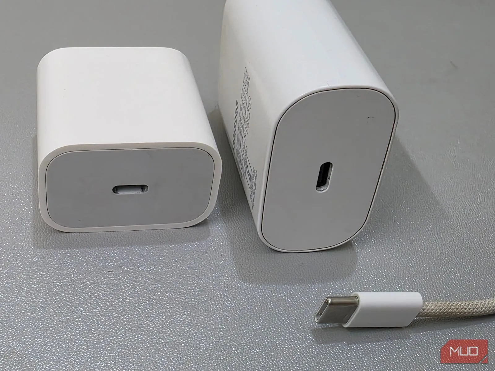 Cáp sạc USB-A và USB-C cùng hai củ sạc minh họa các chuẩn kết nối