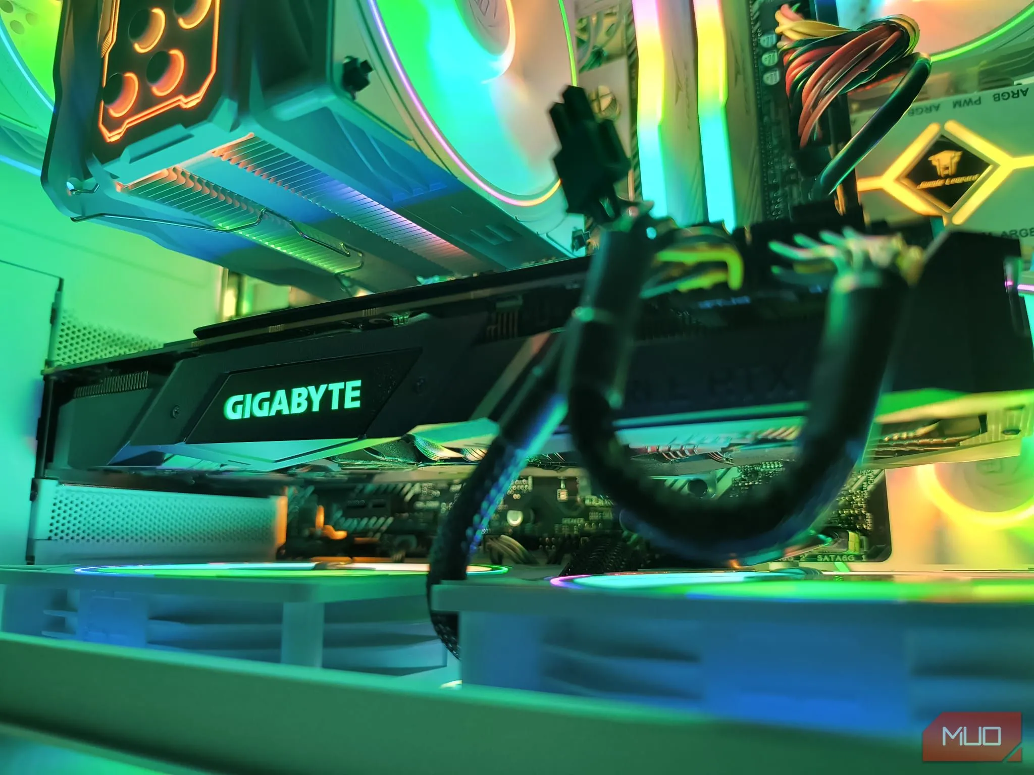 Card đồ họa (GPU) NVIDIA RTX 2070 trong dàn PC build tùy chỉnh, hỗ trợ mạnh mẽ cho đồ họa