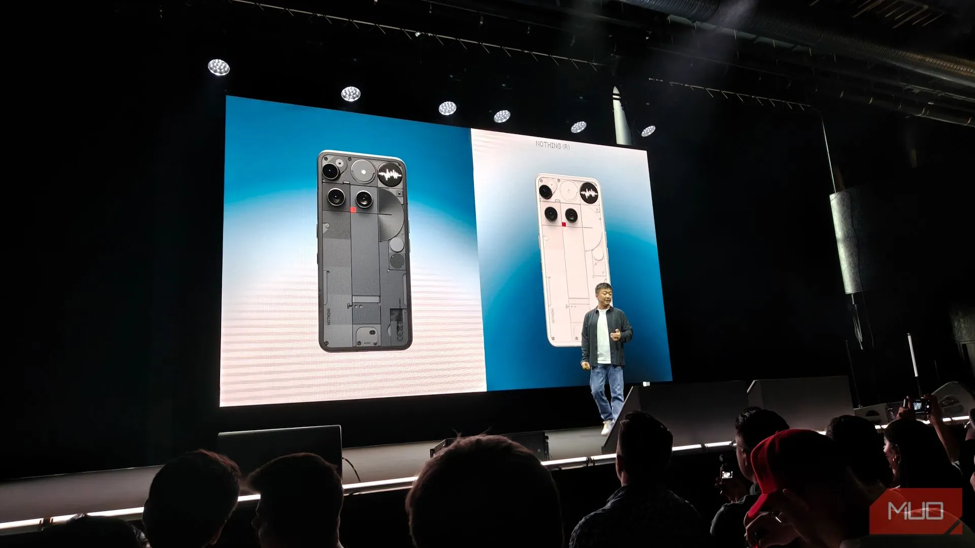 Carl Pei trên sân khấu ra mắt Nothing Phone 3 giới thiệu về thiết bị