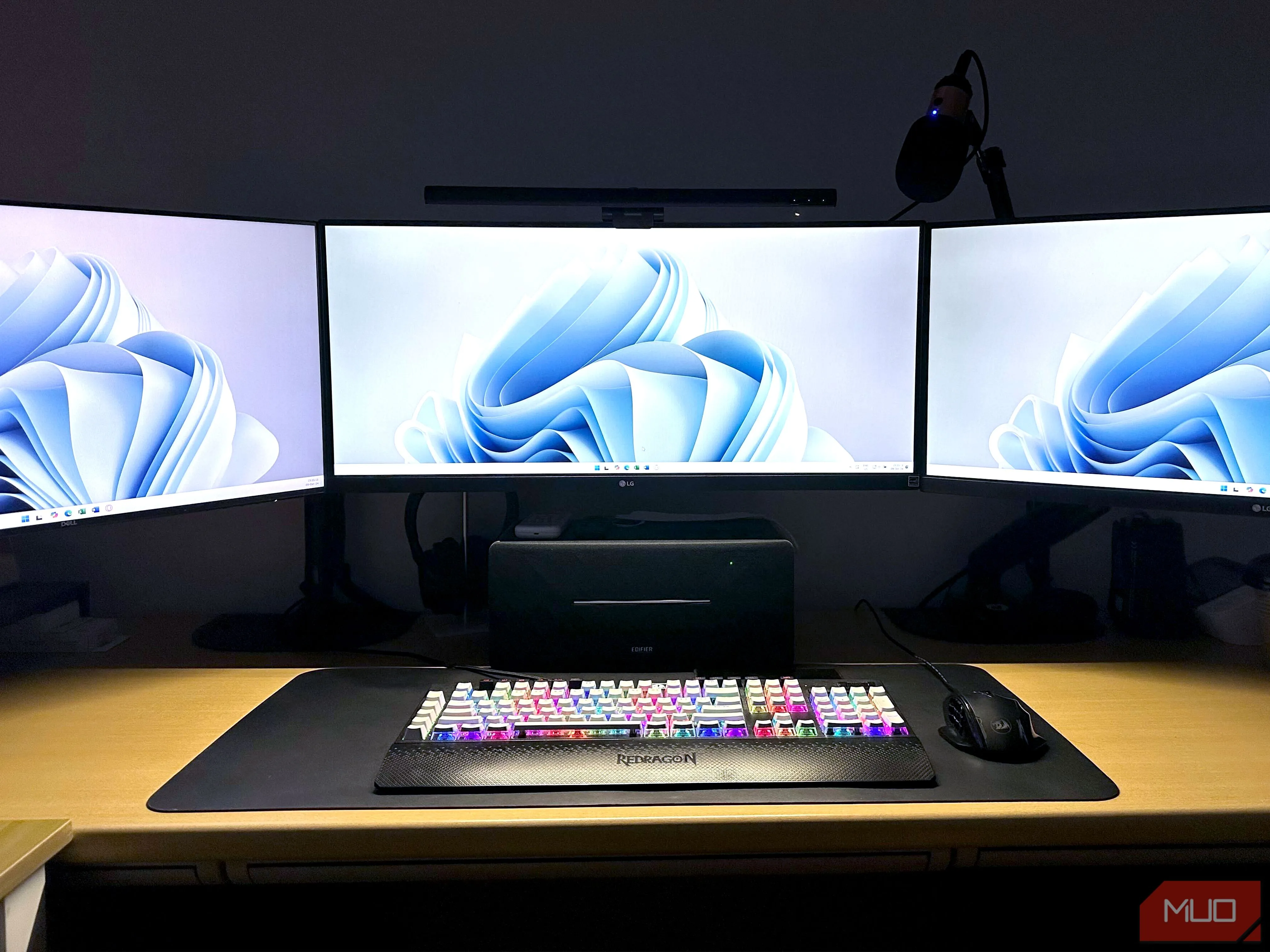 Cấu hình máy tính với ba màn hình hiển thị hoạt động hiệu quả trên Windows