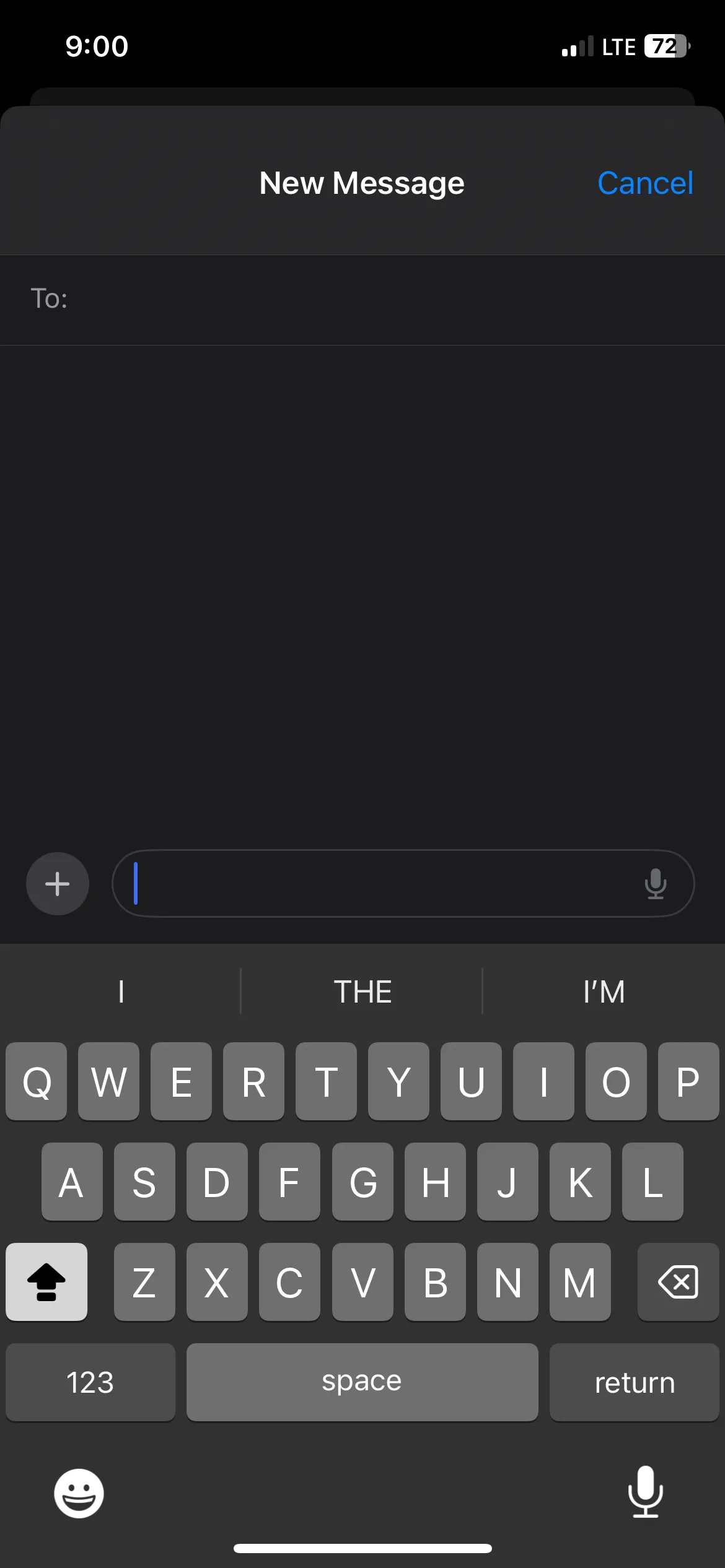 Chế độ Caps Lock đang bật trên bàn phím iPhone trong ứng dụng Tin nhắn.