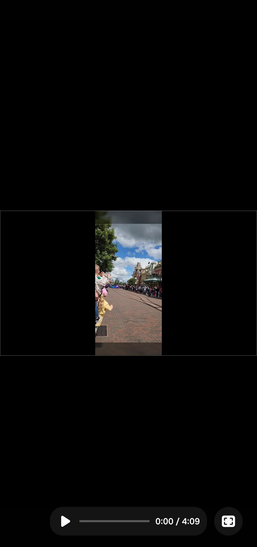 Chế độ xem trước toàn màn hình trong ứng dụng Samsung Studio, giúp người dùng kiểm tra lại video đã chỉnh sửa trước khi xuất.
