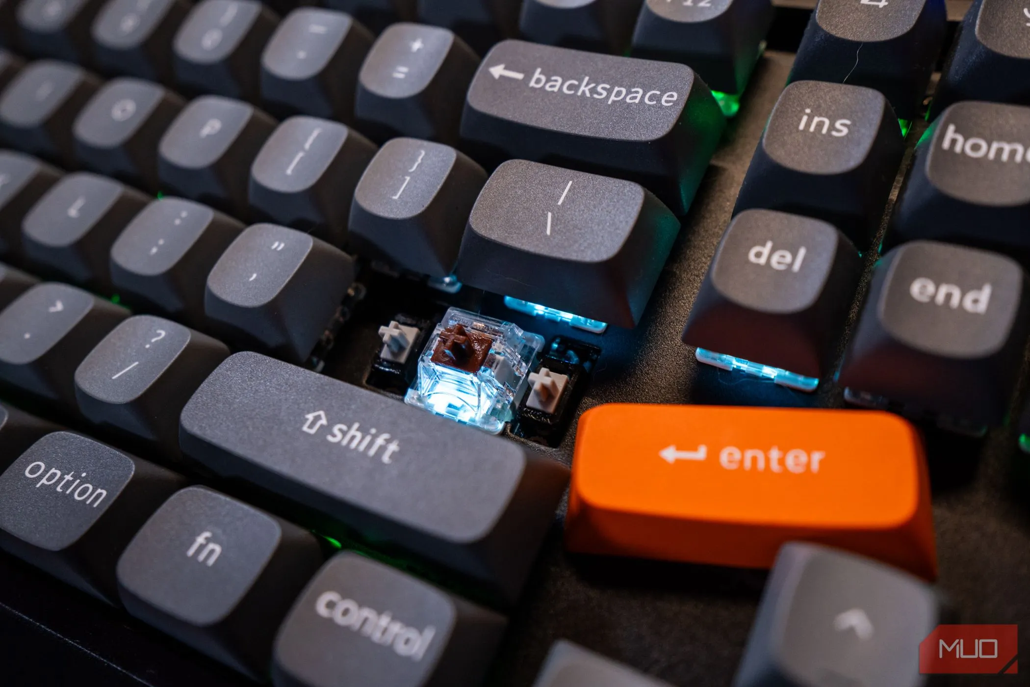 Chi tiết switch và bộ ổn định PCB (PCB Stabilizer) trên bàn phím Keychron K8 Max