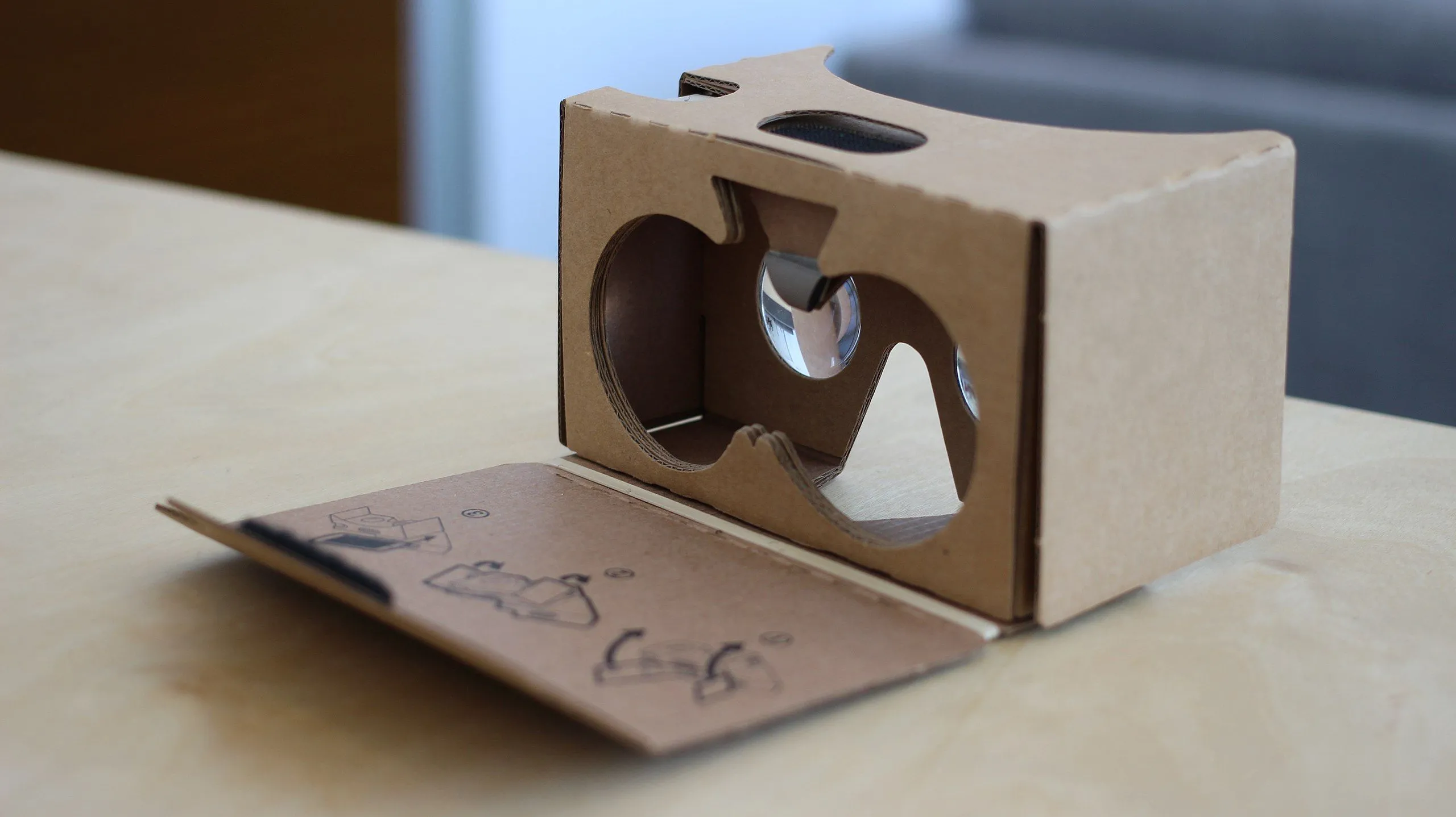 Chiếc điện thoại được lắp vào kính thực tế ảo Google Cardboard, cho phép người dùng trải nghiệm thế giới VR với chi phí thấp