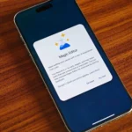 Chỉnh sửa ảnh bằng AI Magic Editor trong Google Photos trên iPhone, minh họa khả năng xóa vật thể và điều chỉnh khung hình