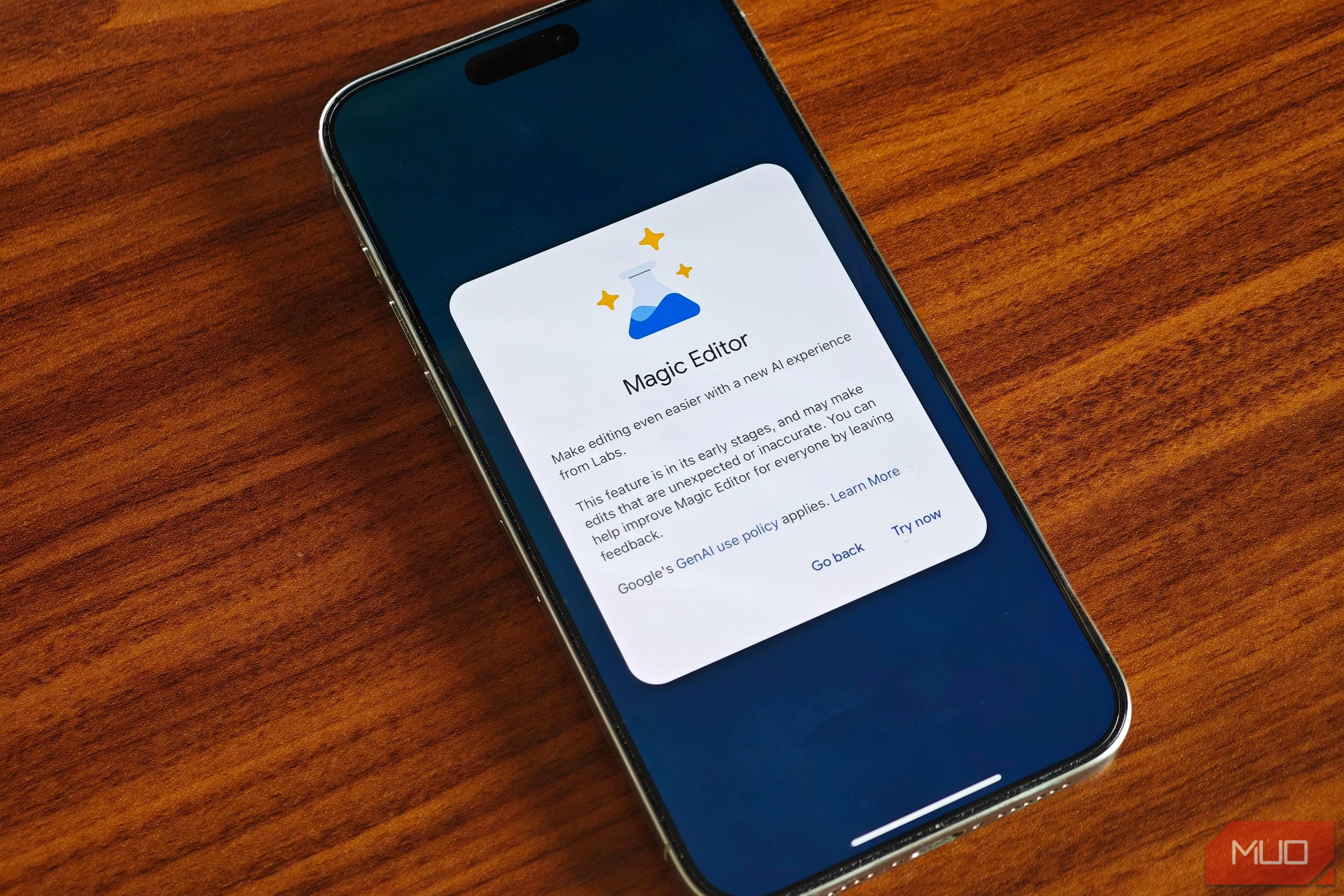Chỉnh sửa ảnh bằng AI Magic Editor trong Google Photos trên iPhone, minh họa khả năng xóa vật thể và điều chỉnh khung hình