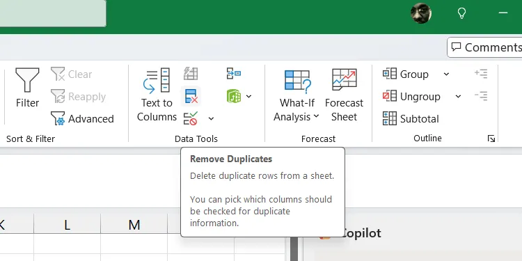 Chọn công cụ Remove Duplicates (Xóa Bỏ Trùng Lặp) trong tab Data của Excel.