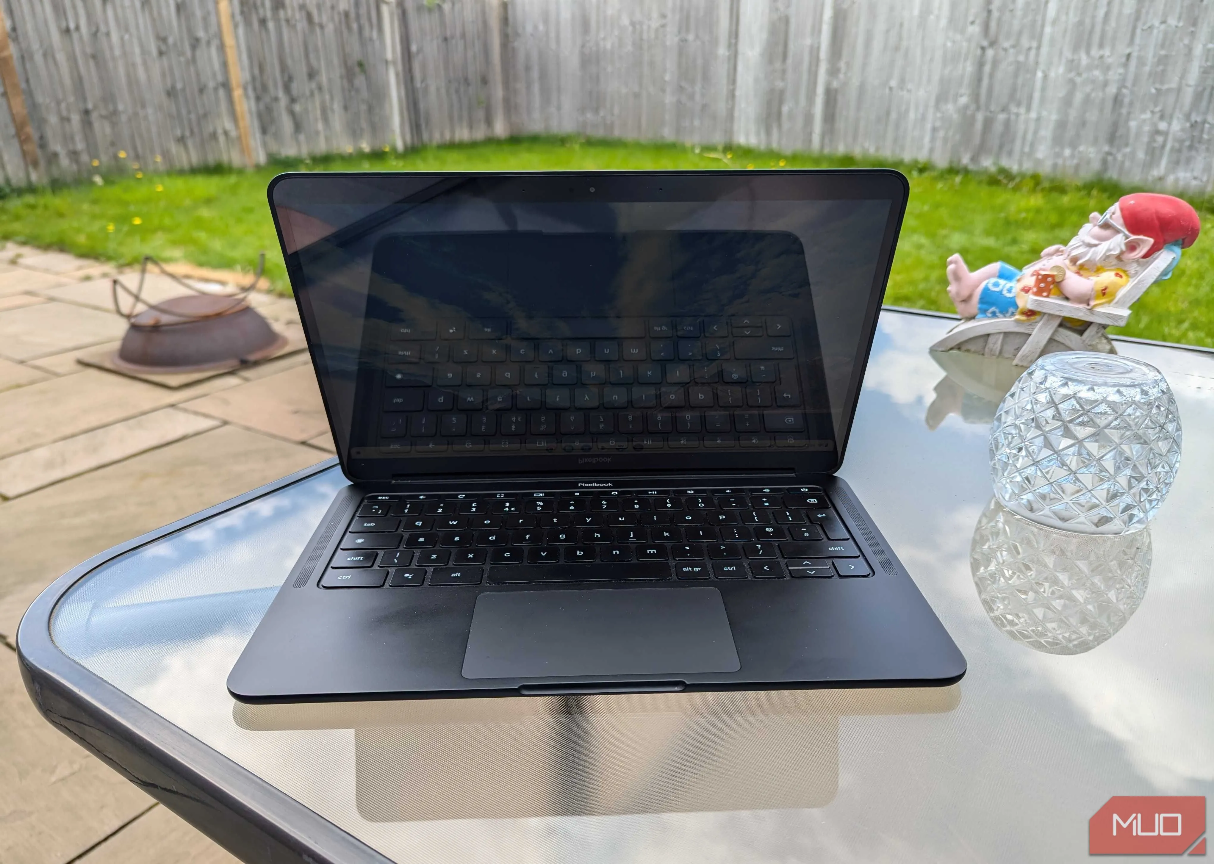 Chromebook mở trên bàn ngoài trời, minh họa khả năng khởi động siêu tốc và tiện lợi