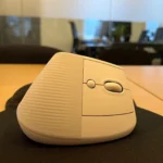 Chuột không dây Logitech trên bàn làm việc gọn gàng