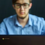 Chuyên gia công nghệ làm việc trên laptop để tìm nhà cung cấp internet mới