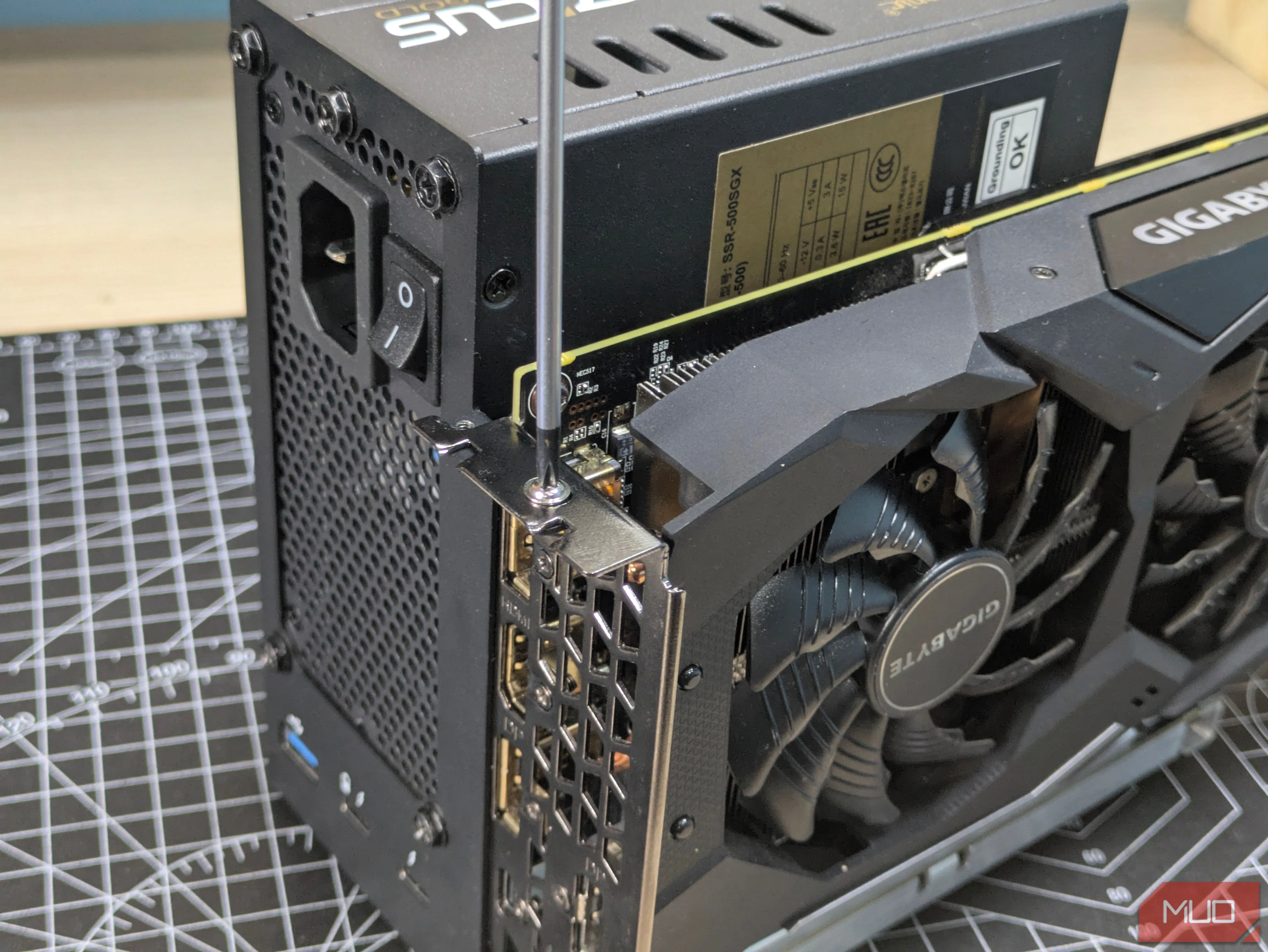 Cố định GPU và PSU trên giá đỡ