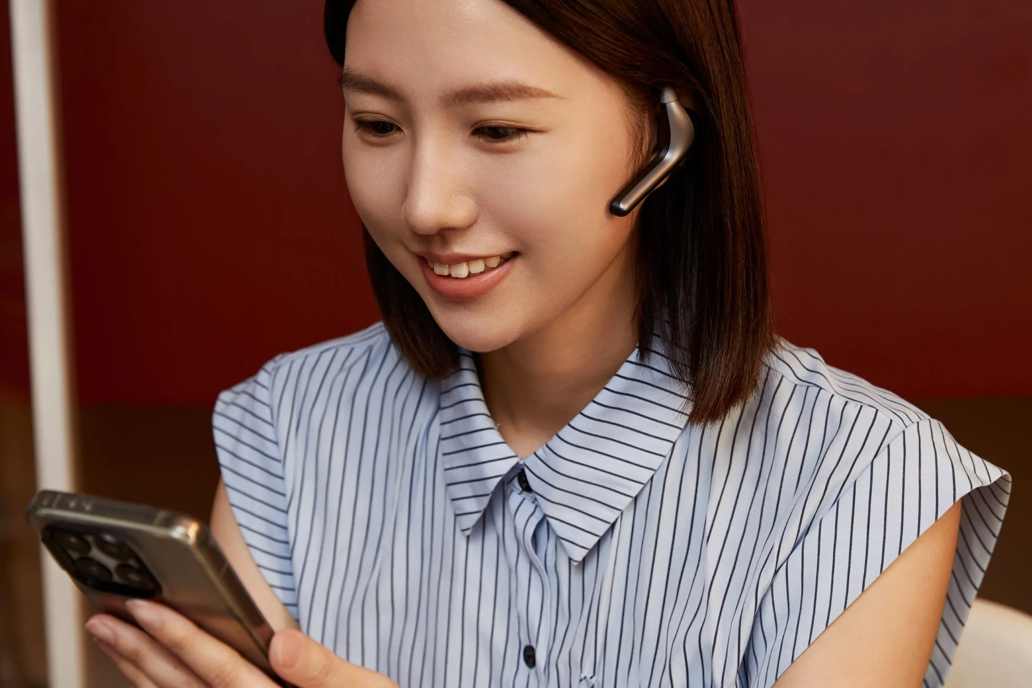 Cô gái trẻ gọi video với tai nghe W4 Pro, minh họa khả năng dịch thuật liên tục được cải tiến của AI trong Babel OS, kể cả khi ngoại tuyến.