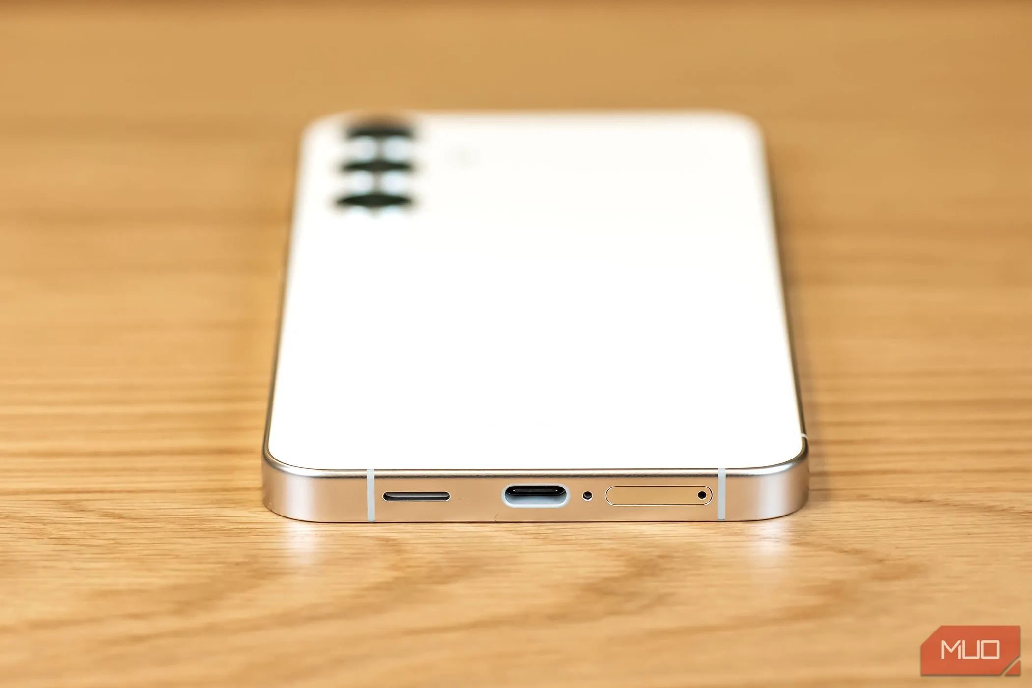 Cổng kết nối micro dưới đáy điện thoại Samsung Galaxy S24 Plus