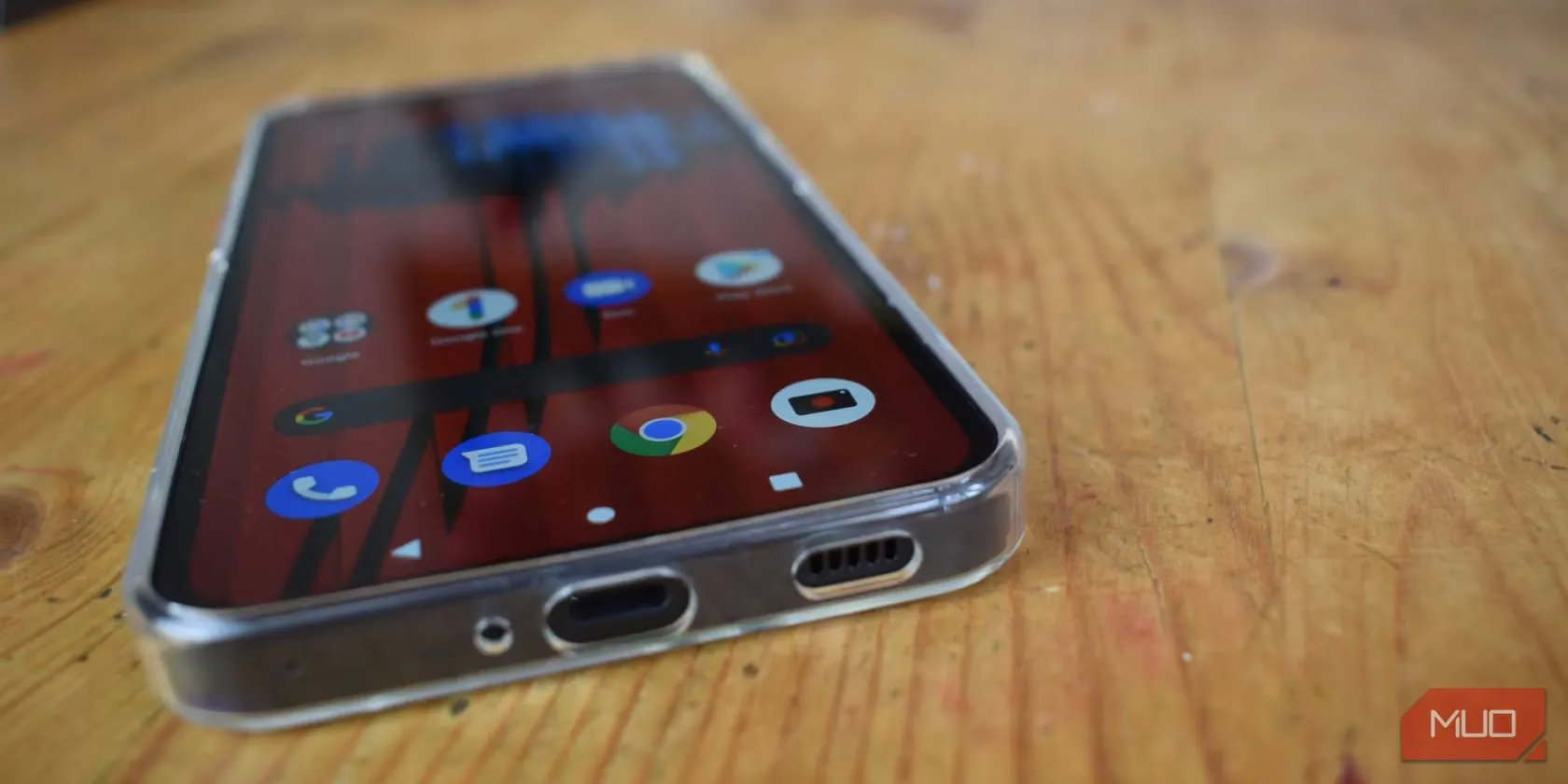 Cổng sạc của Nothing Phone 1 với nút bịt chống bụi