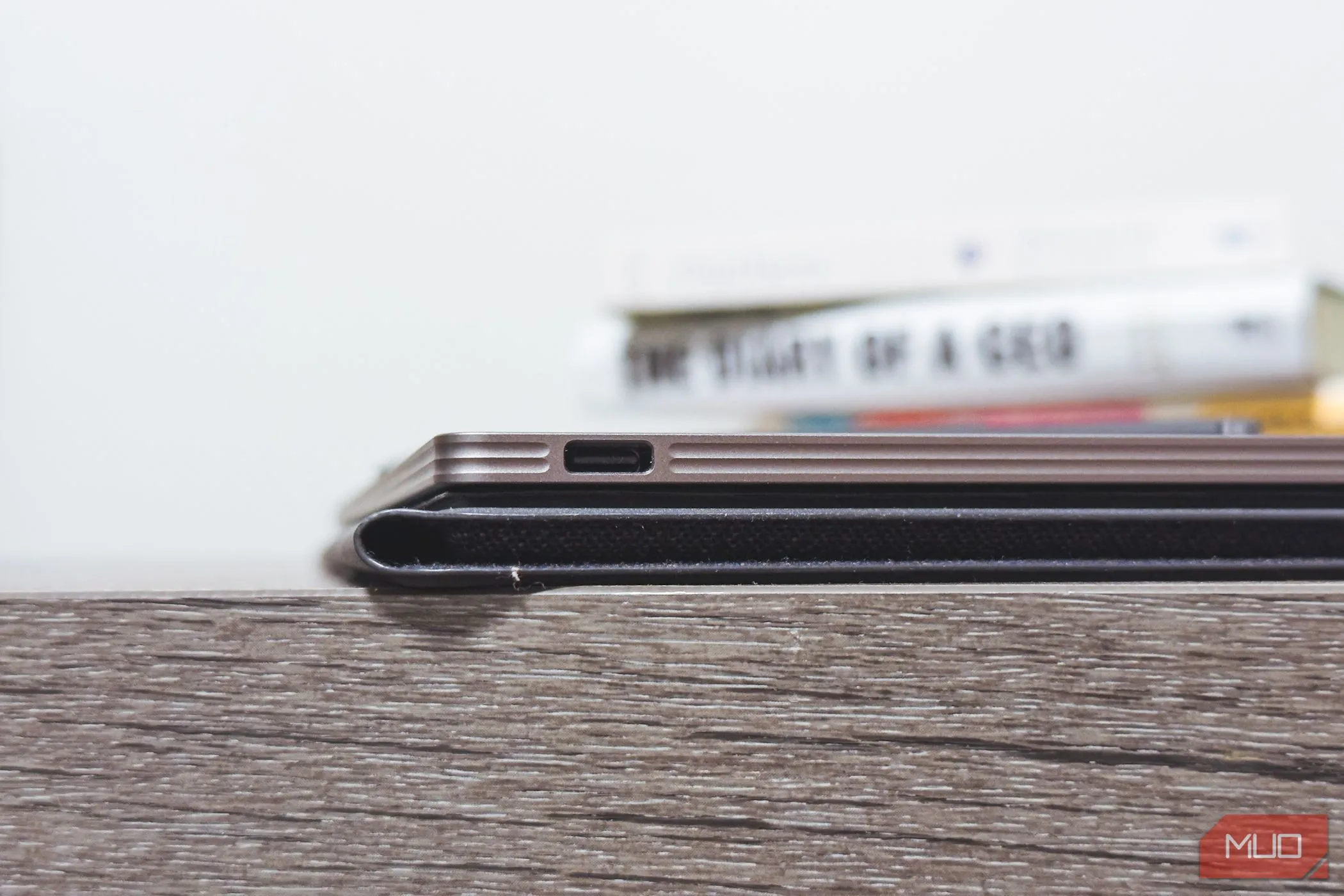 Cổng sạc USB-C trên reMarkable Paper Pro nhìn cận cảnh