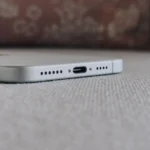 Cổng USB-C của iPhone 16 Plus minh họa vị trí micro ở cạnh dưới
