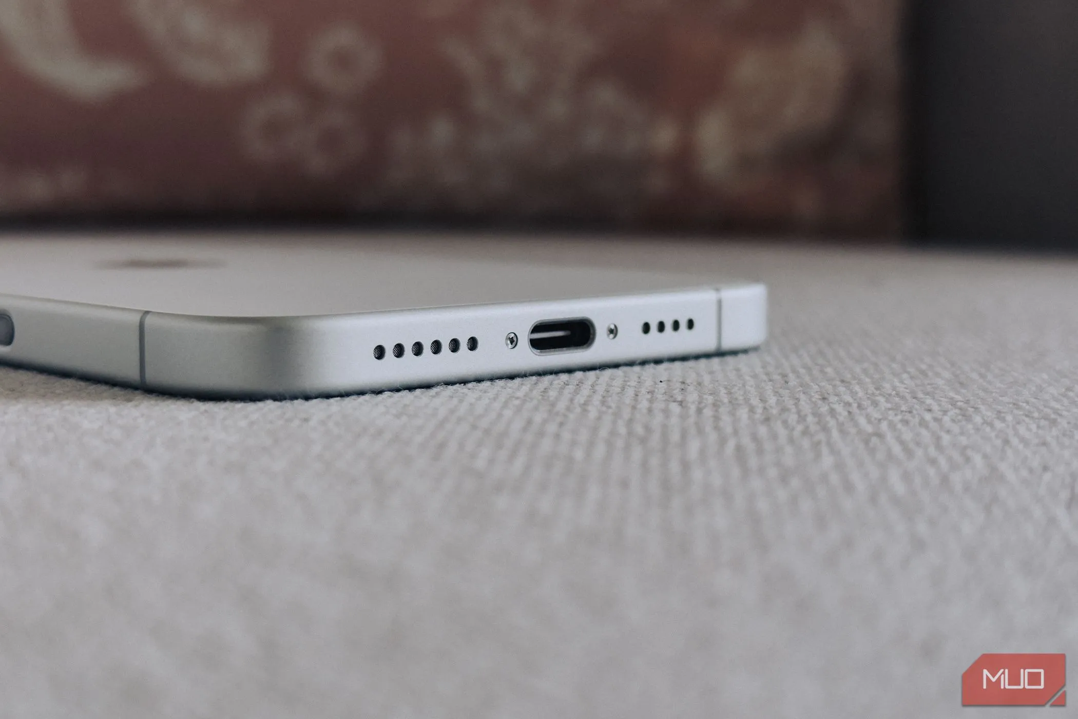 Cổng USB-C của iPhone 16 Plus minh họa vị trí micro ở cạnh dưới