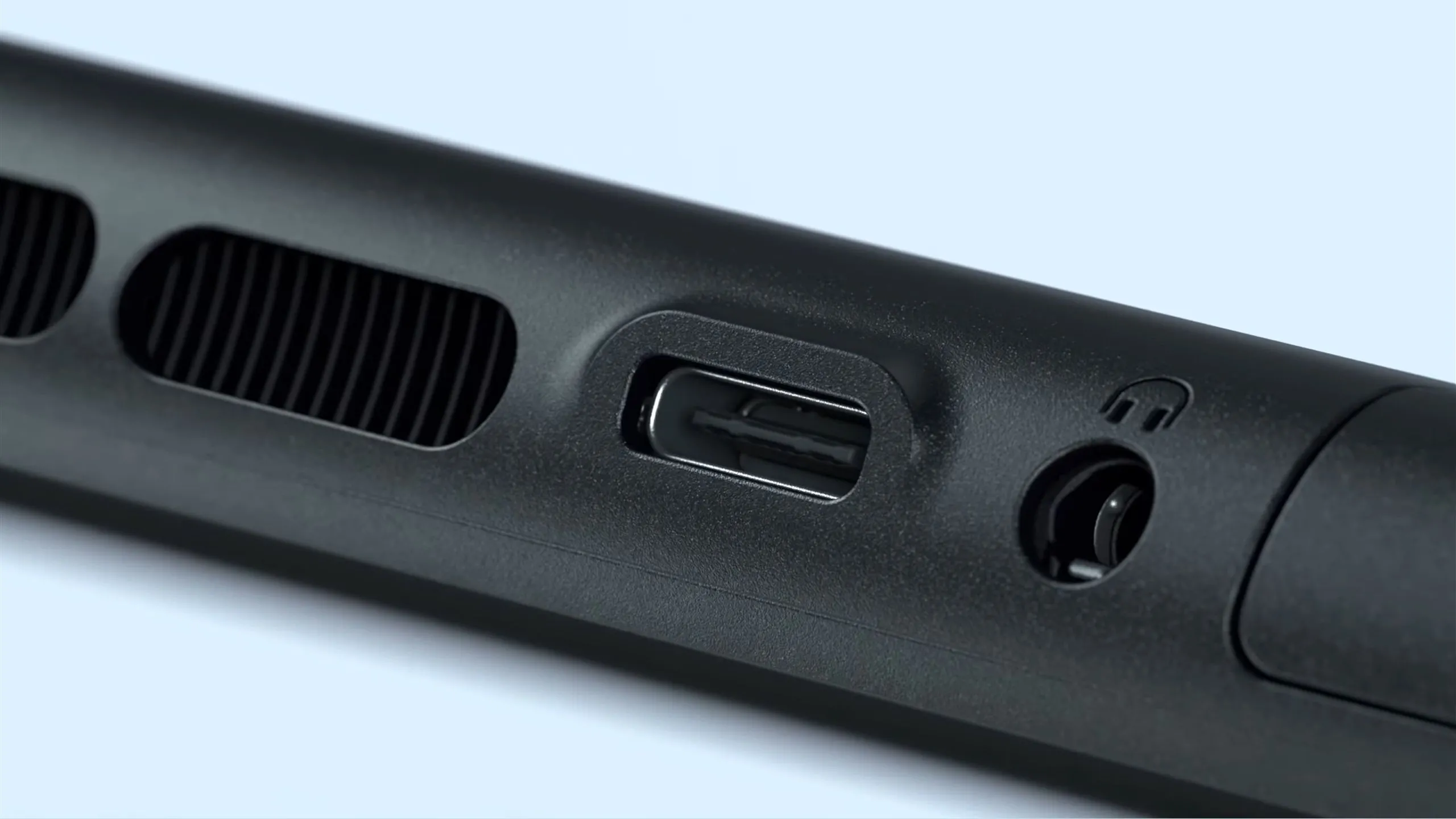 Cổng USB-C phụ trên đỉnh máy chơi game Nintendo Switch 2, tiện lợi khi sạc và kết nối ngoại vi.