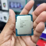 CPU Intel thế hệ 14 trên tay người đàn ông, biểu tượng sức mạnh xử lý