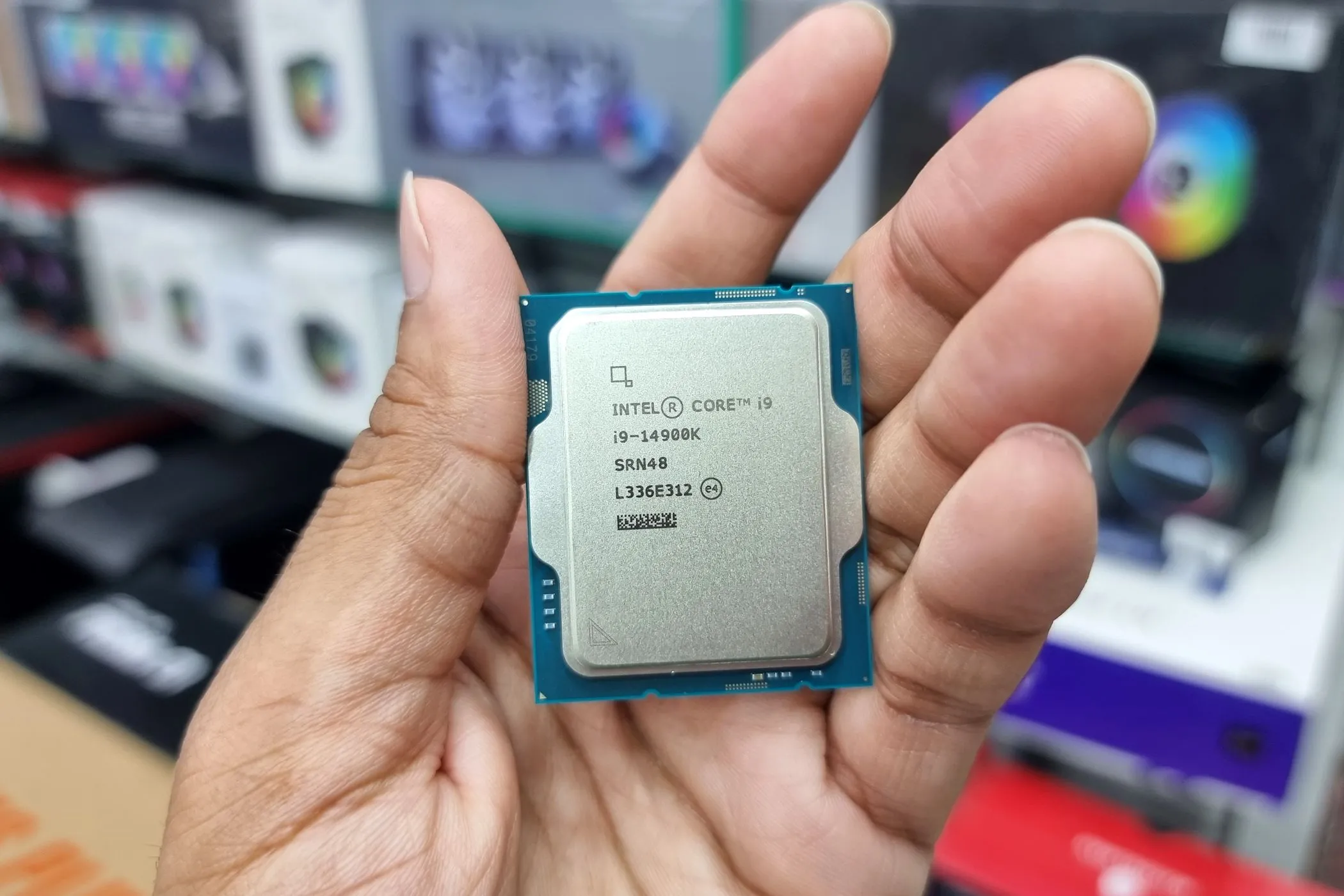 CPU Intel thế hệ 14 trên tay người đàn ông, biểu tượng sức mạnh xử lý