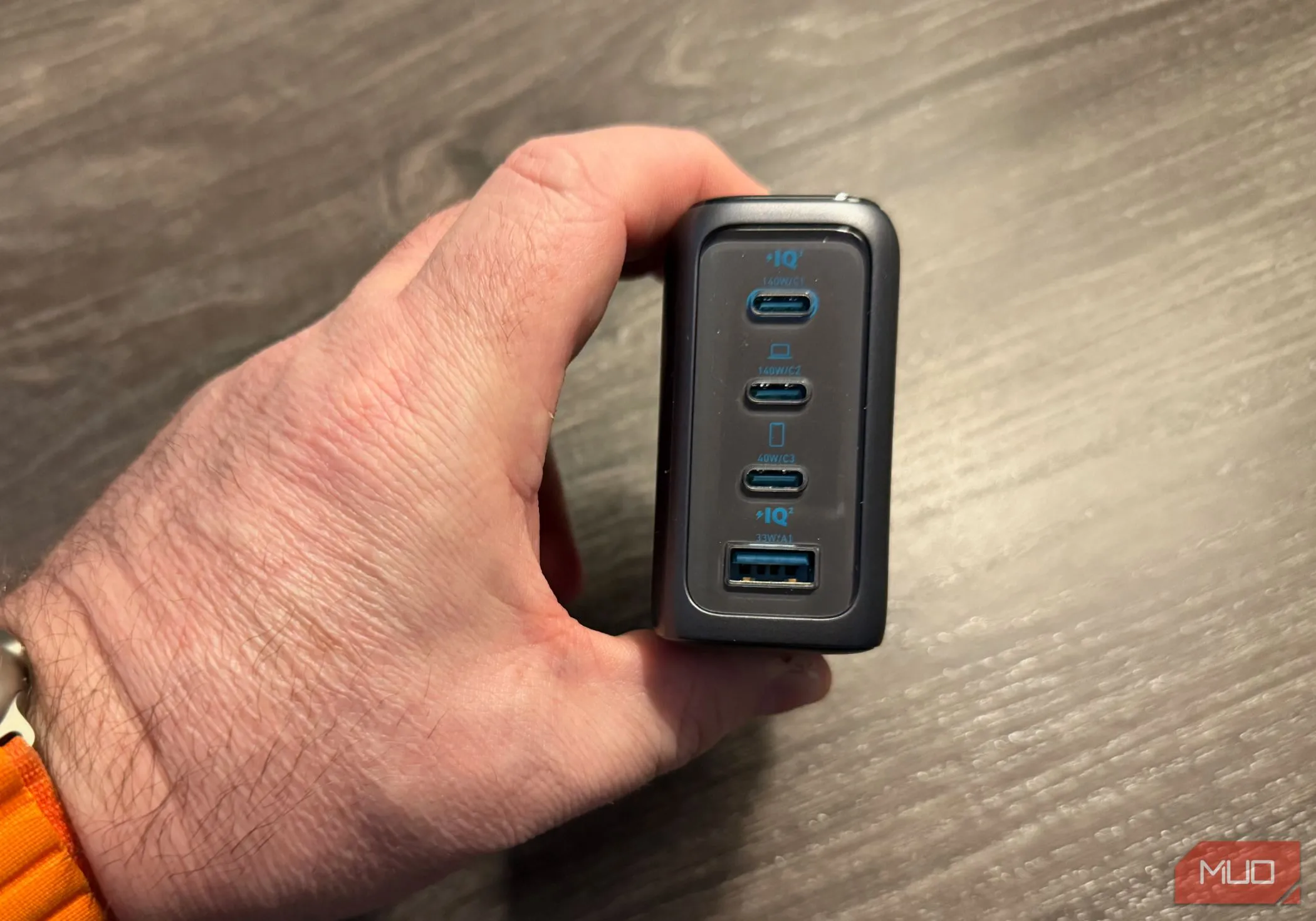 Củ sạc Anker 140W với các cổng sạc, minh chứng cho chất lượng và độ bền từ thương hiệu uy tín