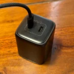 Củ sạc điện thoại USB-C đặt trên bàn, dây cáp được cắm sẵn, thể hiện tính tiện lợi và khả năng sạc nhanh.