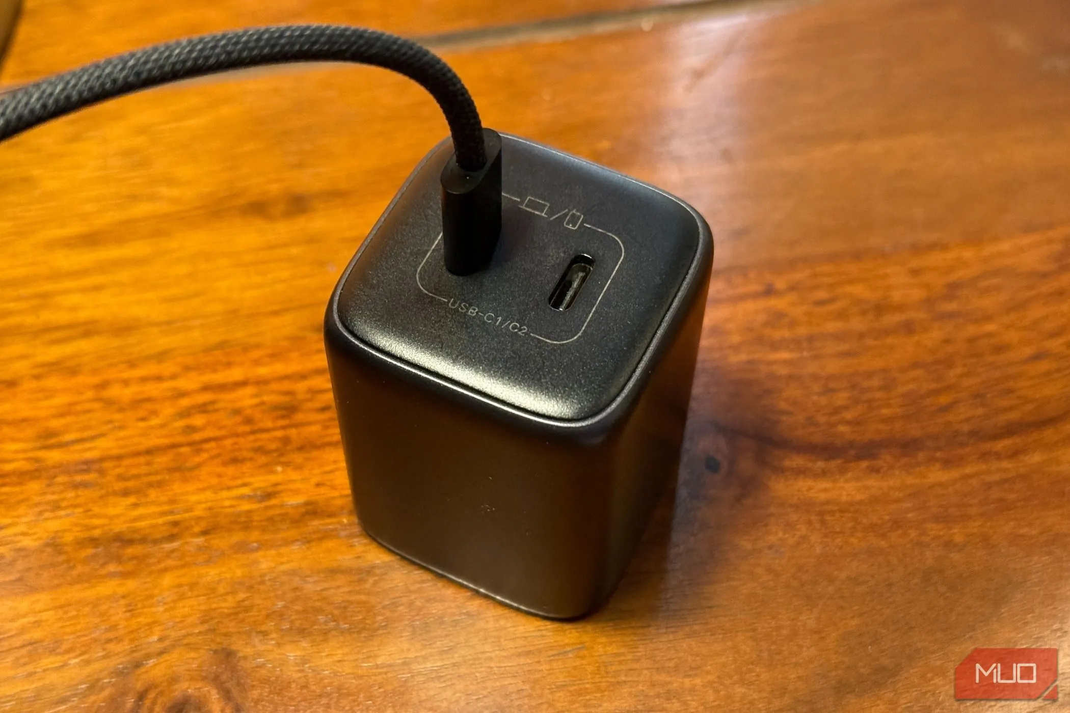 Củ sạc điện thoại USB-C đặt trên bàn, dây cáp được cắm sẵn, thể hiện tính tiện lợi và khả năng sạc nhanh.