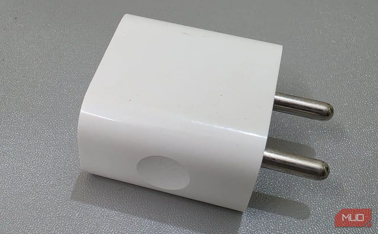 Củ sạc iPhone 20W đặt trên bàn, một ví dụ về bộ sạc hỗ trợ chuẩn USB-PD