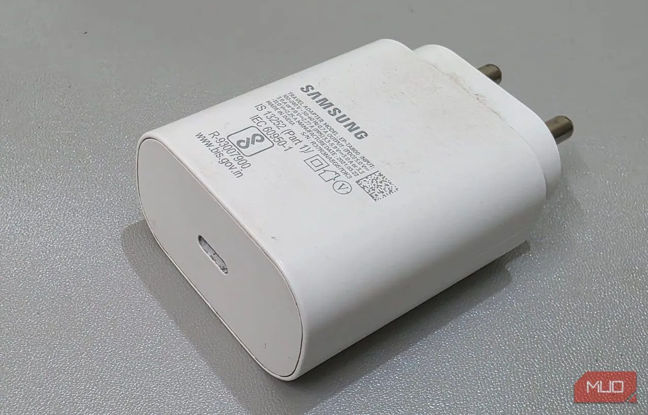 Củ sạc Samsung 25W đặt trên bàn, đại diện cho công nghệ sạc nhanh độc quyền của hãng