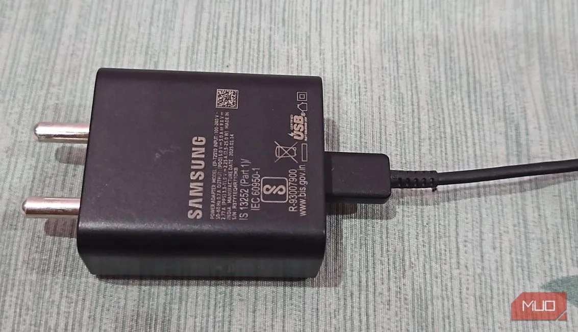 Củ sạc Samsung 25W GaN đặt trên bàn, minh họa công nghệ Gallium Nitride tiên tiến