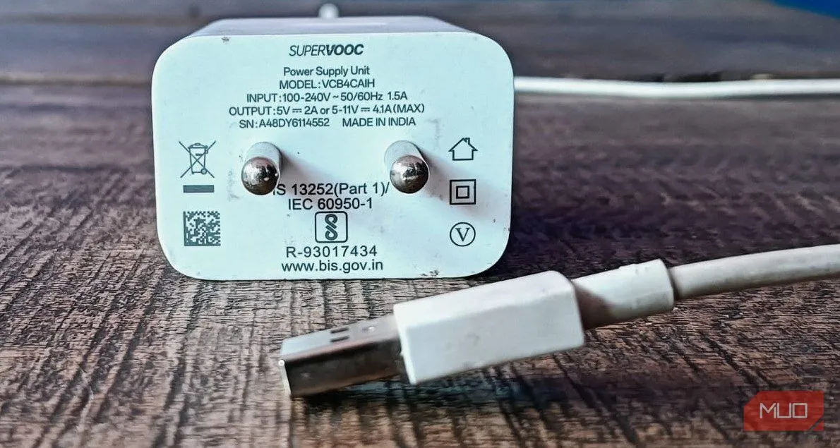 Củ sạc SuperVOOC của Oppo đi kèm cáp USB-A minh họa chuẩn sạc độc quyền