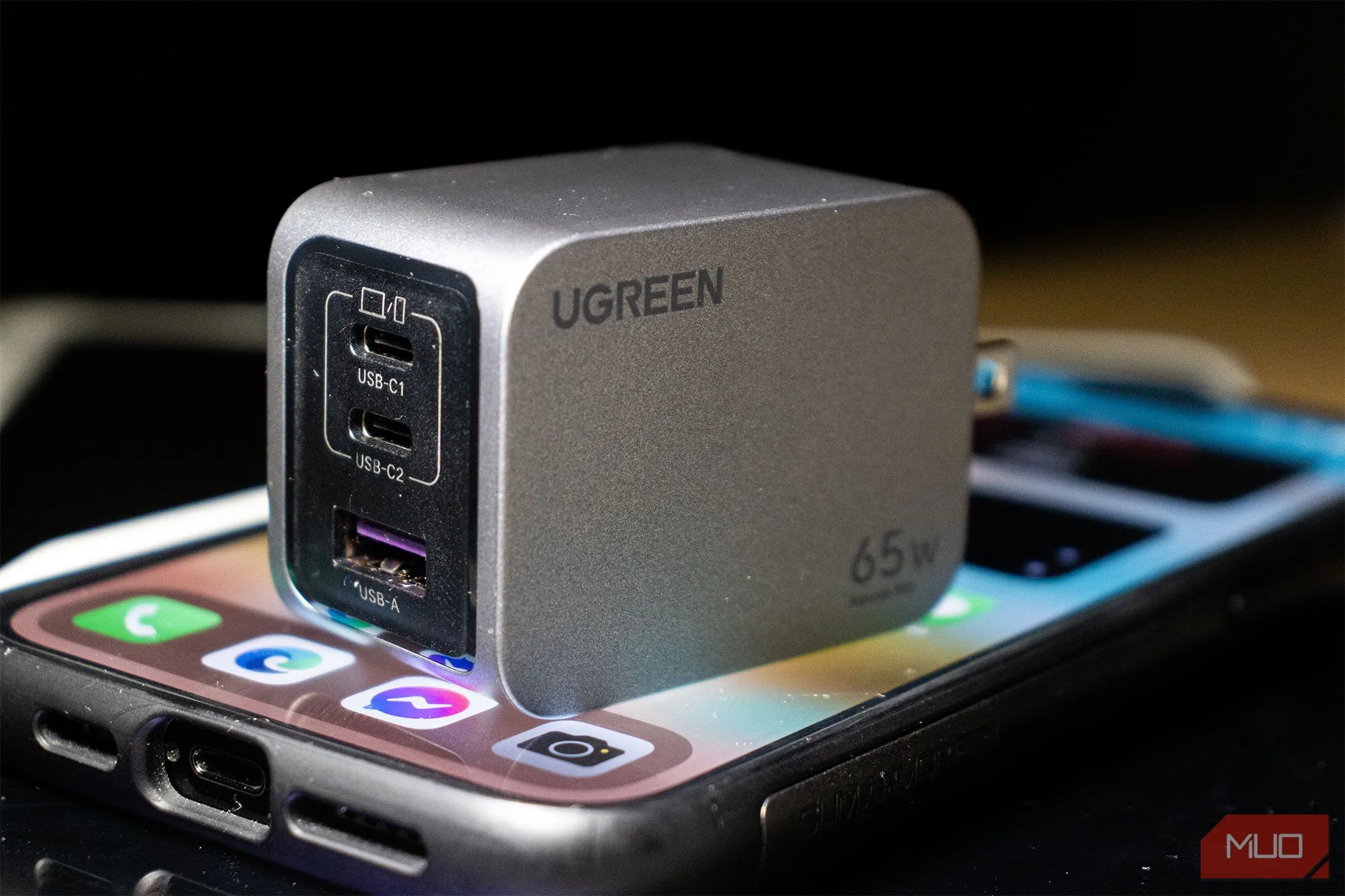 Củ sạc Ugreen Nexode Pro 65W đang sạc cho iPhone 14 Pro Max