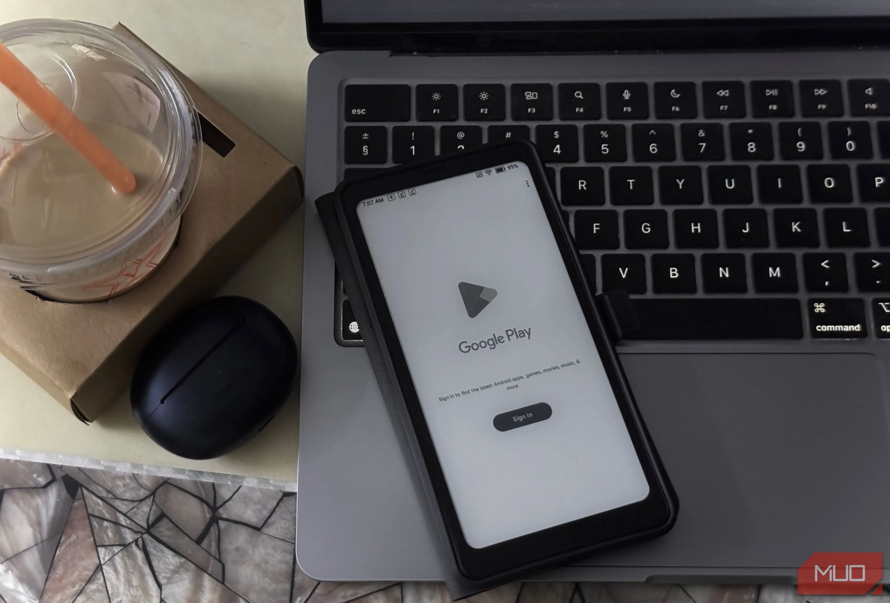 Cửa hàng Google Play hiển thị trên màn hình E Ink của Boox Palma 2, cho phép tải ứng dụng Android