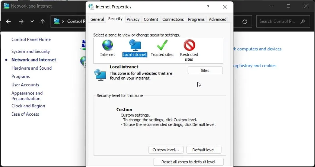 Cửa sổ Thuộc tính Internet với tab Bảo mật được chọn và tùy chọn Mạng nội bộ