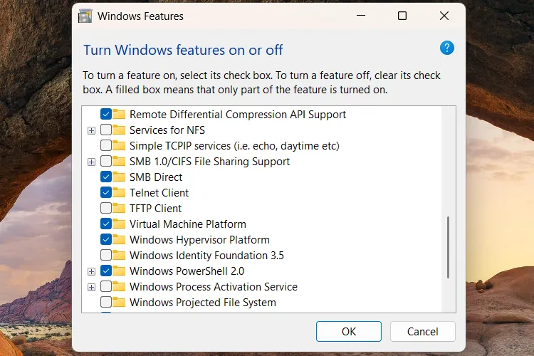 Cửa sổ &quot;Turn Windows features on or off&quot; hiển thị tùy chọn Telnet Client cần được kích hoạt